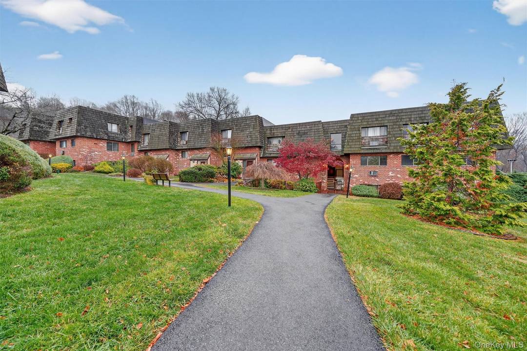 Welcome to Briarcliff Woods one of Ossining s most sought after condominium communities !
