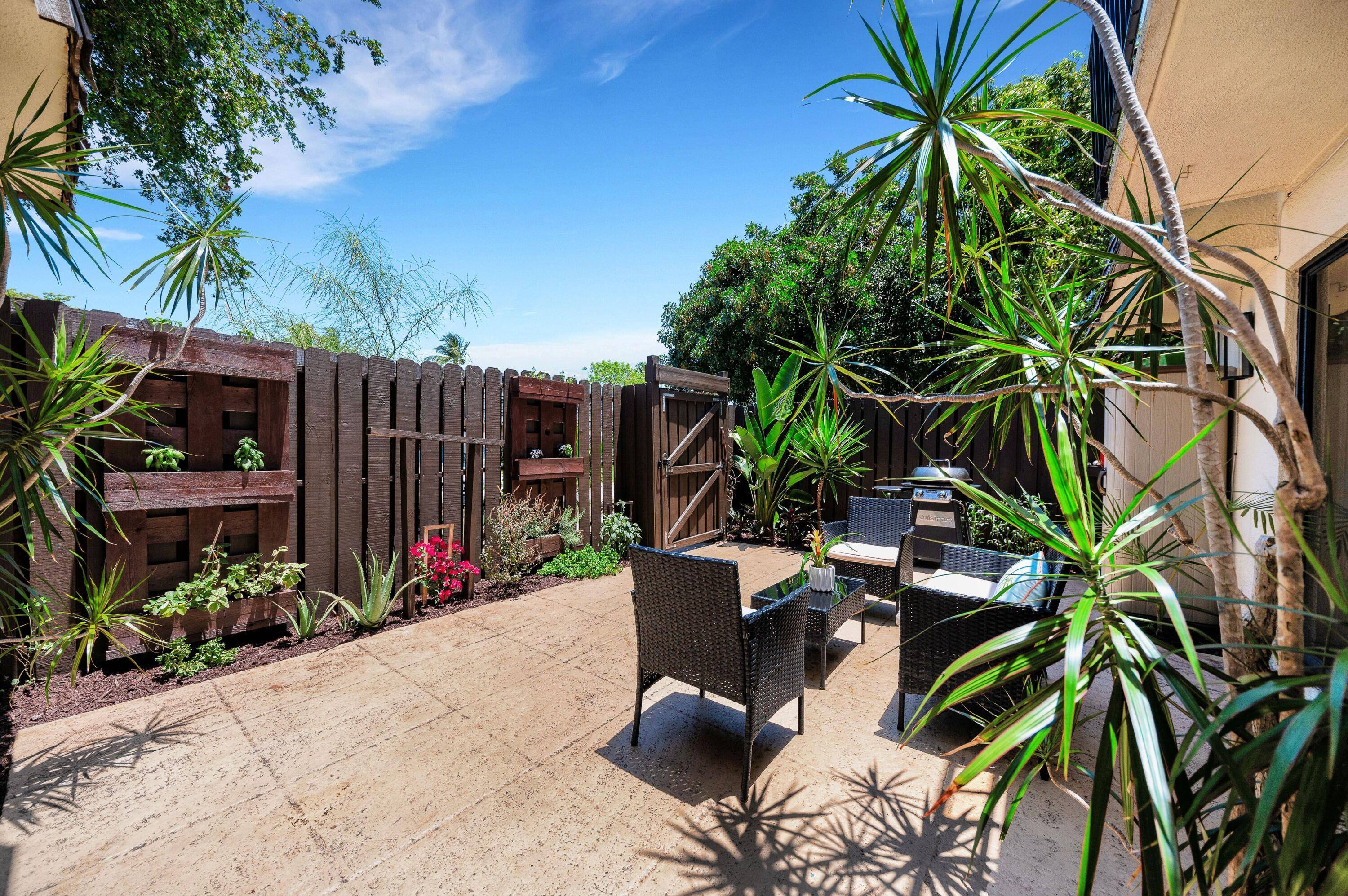 Chic move in ready townhome in desirable Lakewood !