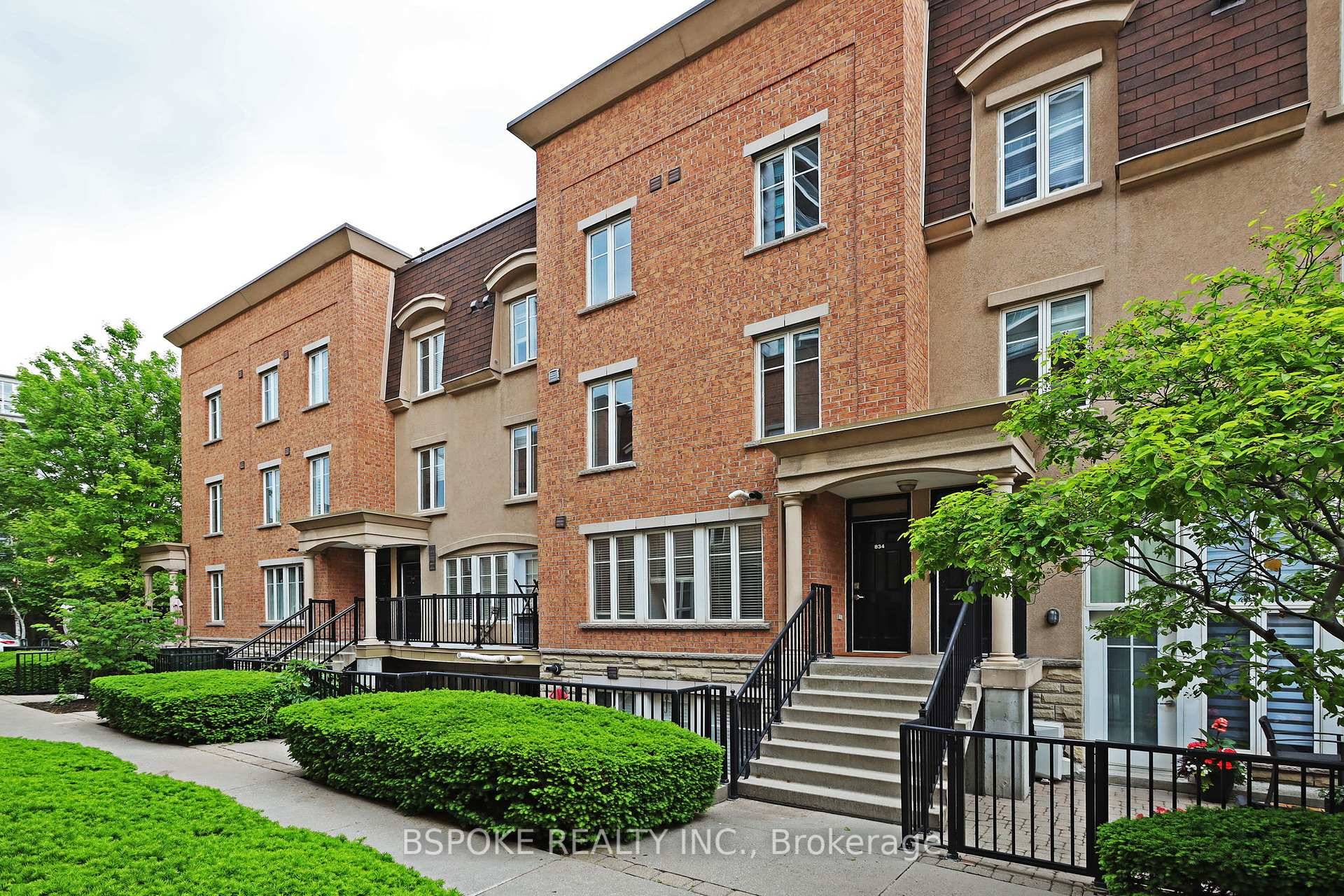 This bright, three storey stacked townhouse in Liberty Village delivers 1100 sq ft of smart, functional living space plus a private rooftop terrace with skyline views and a gas line ...