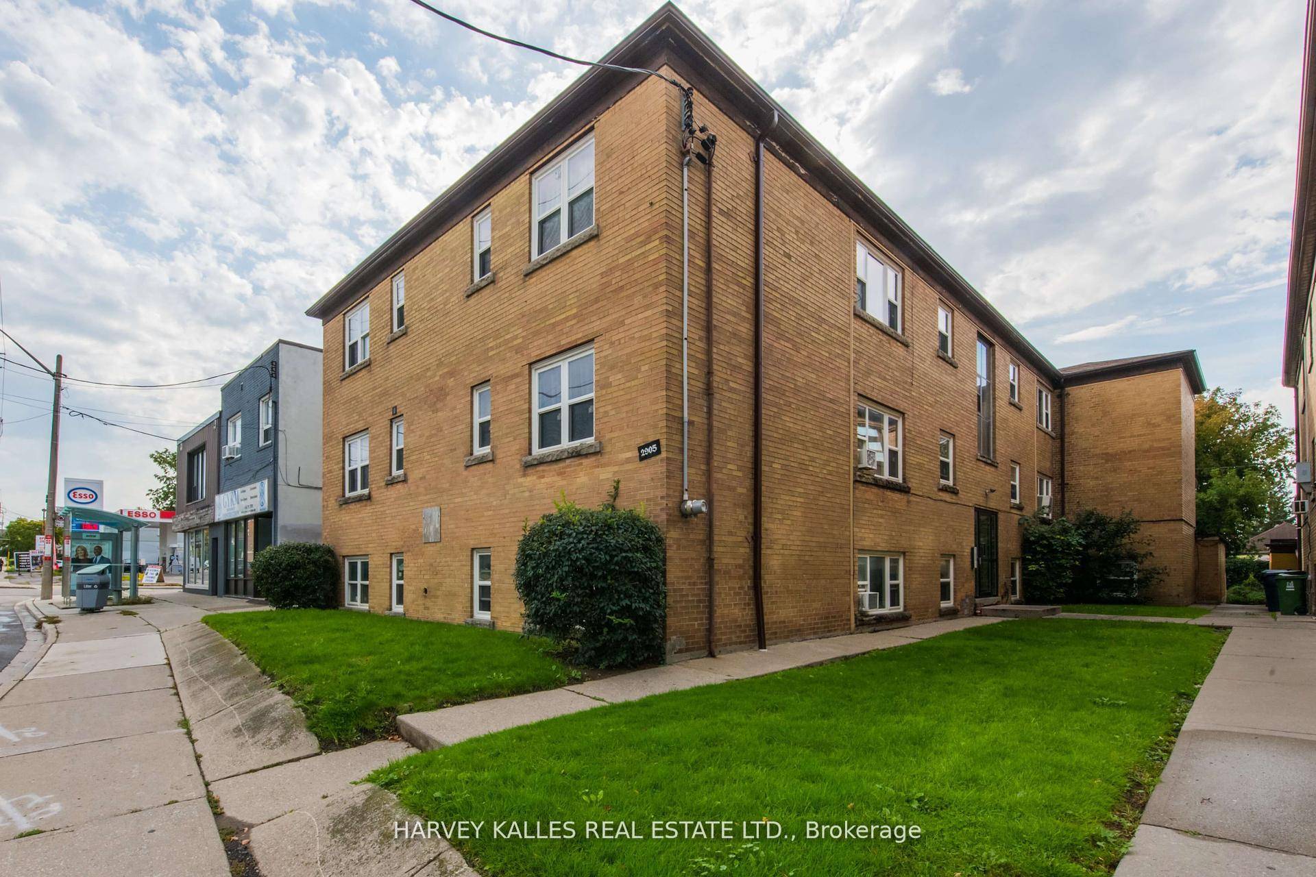 All utilities included ! Bright and spacious 1 bedroom, 1 bathroom suite in a charming two storey walk up building.