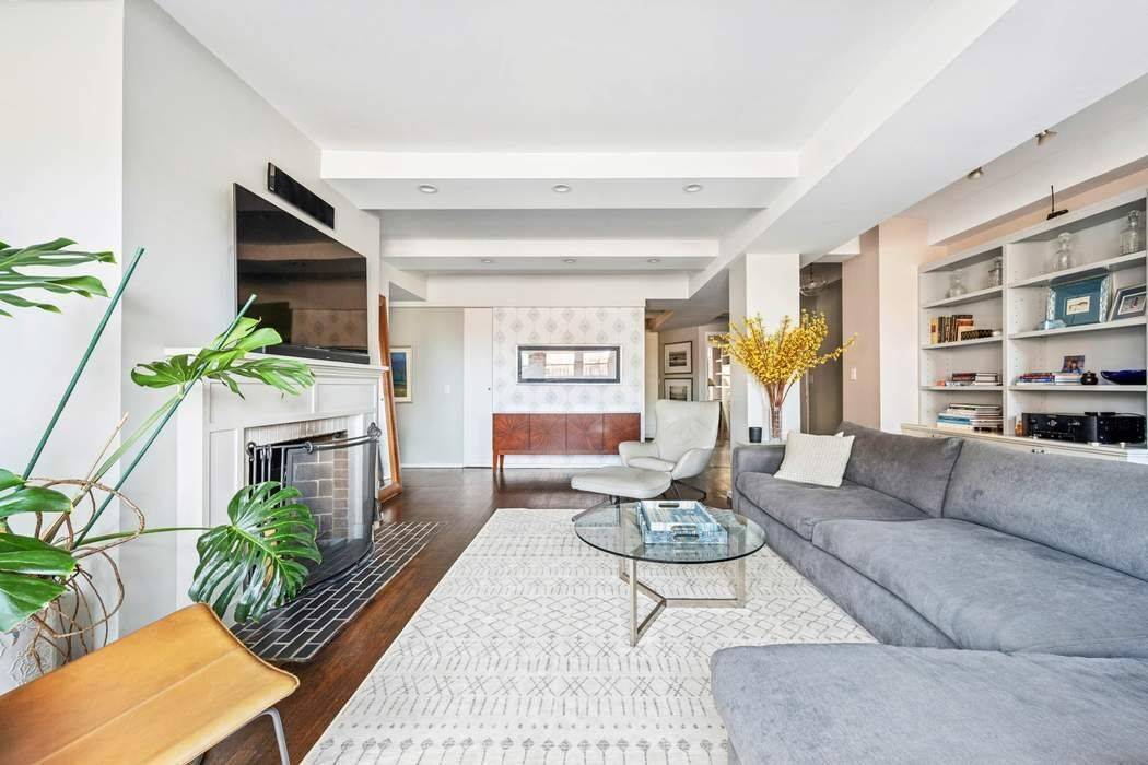 Perched on the 18th floor above Lenox Hill, one of the Upper East Side's most coveted areas, this exceptional home offers expansive outdoor space and sweeping skyline views.