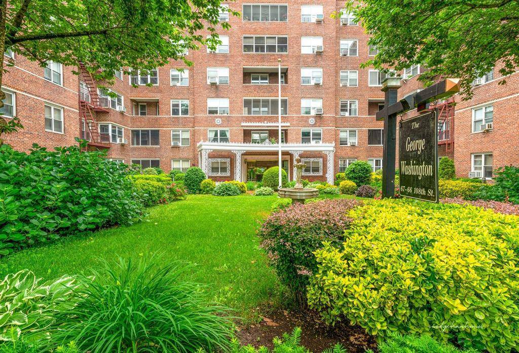 Rarely available 2 bedrooms 2 full baths convertible to 3 bedrooms.