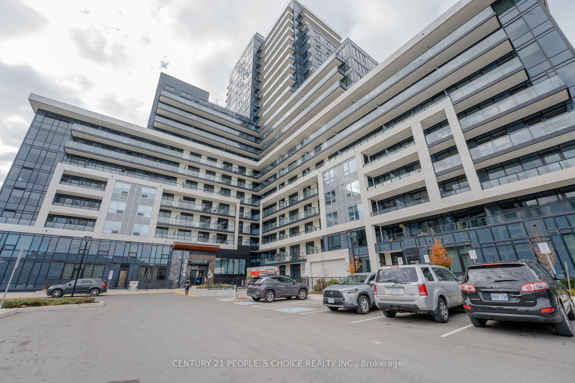 Welcome to Luxury Living in the Heart of Oakville !