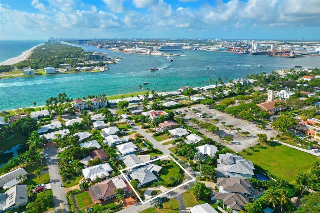 Charming 2 bedroom, 2 bath Flex room bungalow located in the desirable Breakwater Surf Club, just a 5 minute walk to the beach.