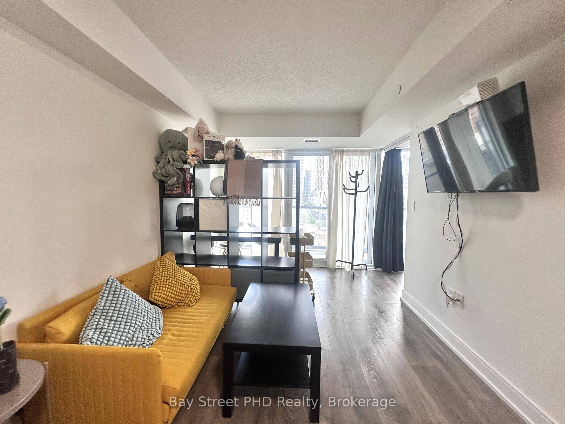 Must See ! Bright and spacious 1 bedroom unit featuring a fantastic south facing view with clear sightlines to the CN Tower.