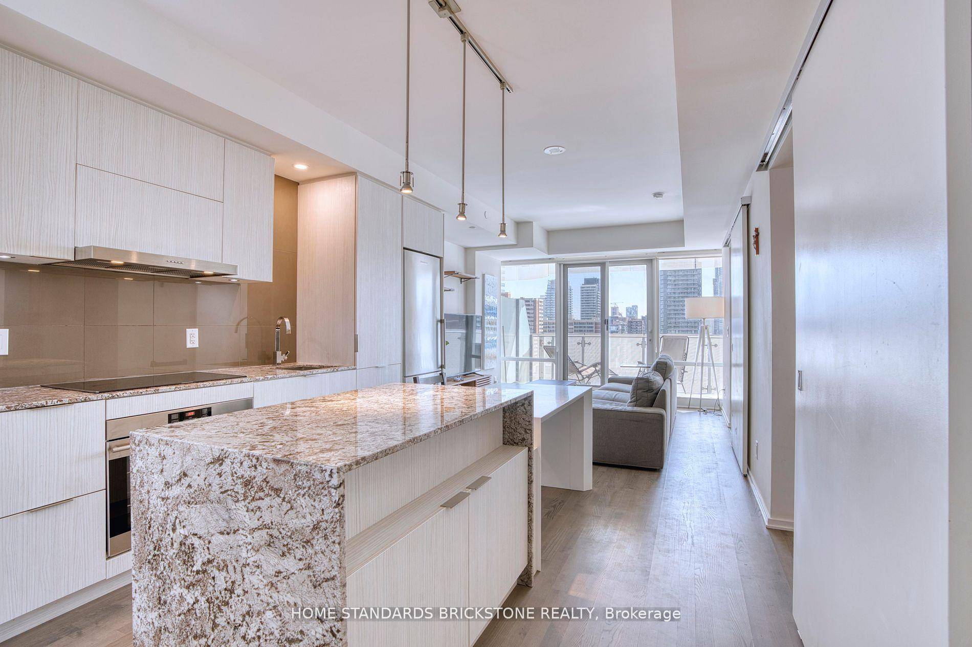 Holt Renfrew, U of T, upscale restaurants, cafe s, and all of Torontos iconic landmarks are just minutes away from this stunning South facing One Bloor residence by Great Gulf ...