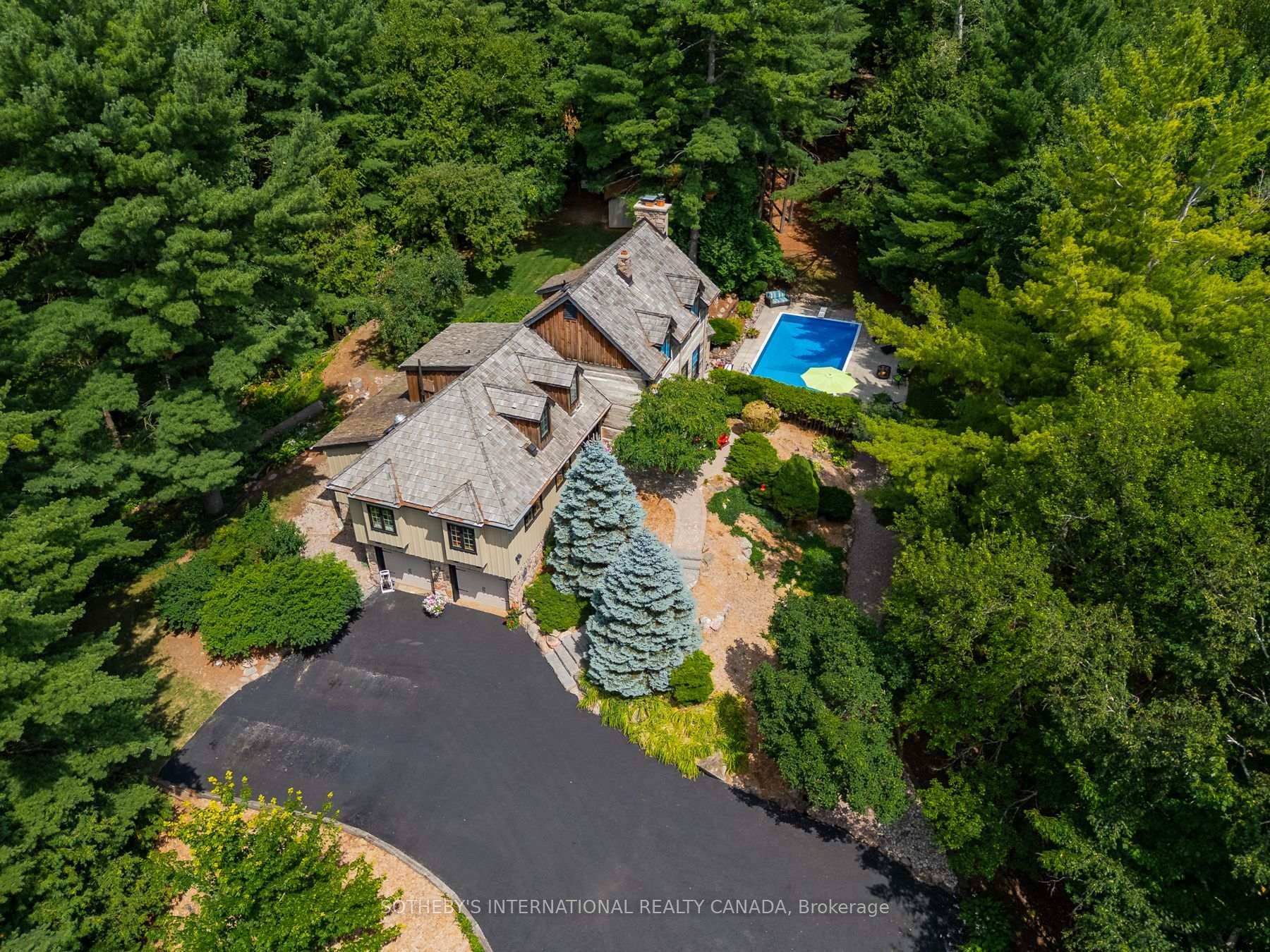A property for all seasons ; where swimming on a hot summer's day, a walk amongst falling leaves and time in a hot tub as the snow falls are all ...