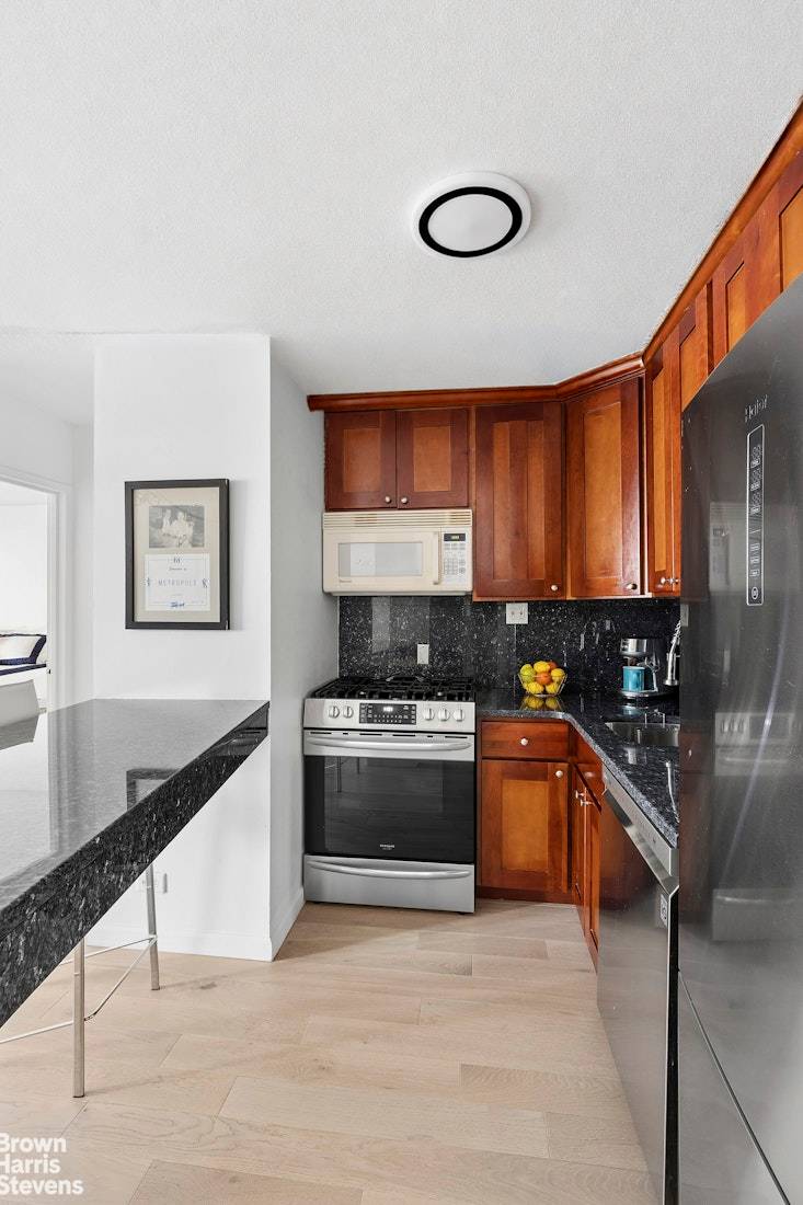 Quiet Corner One Bedroom Home in Prime Lincoln Square This quiet, sun filled corner unit with Northern exposure is a bright and inviting move in ready one bedroom, one bath ...