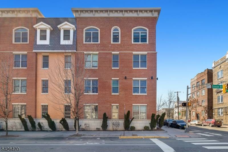 Modern duplex unit with parking and skyline rooftop in the vibrant section of The Heights in Jersey City, this sun drenched duplex residence offers a perfect blend of space, light, ...