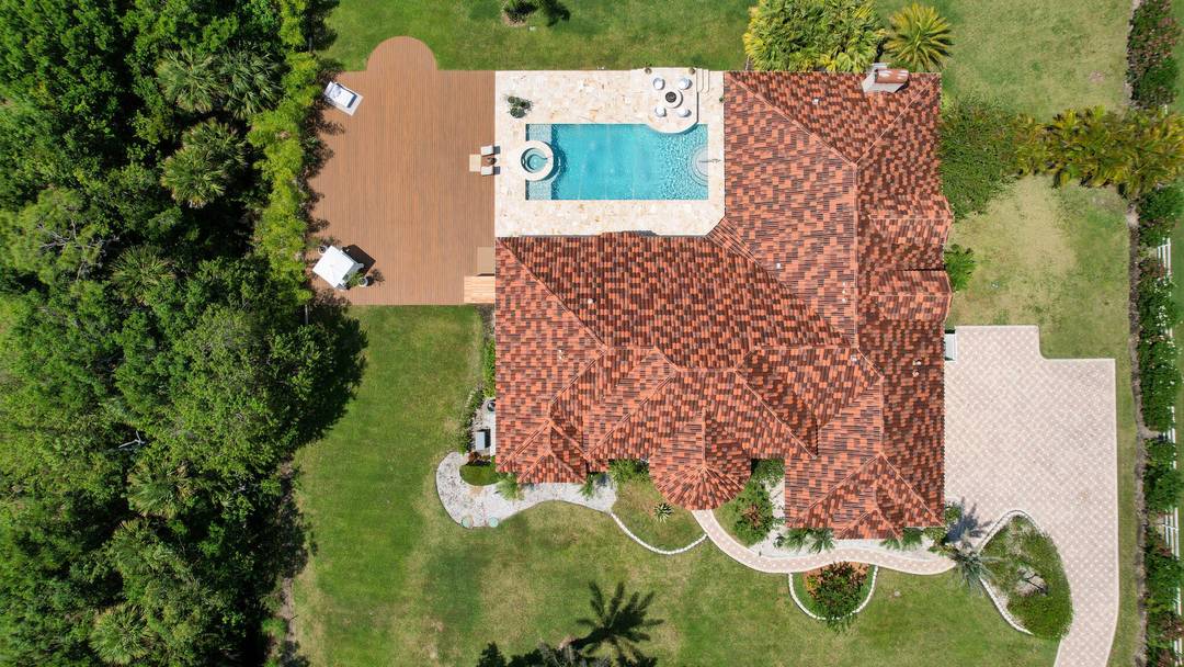 Rare Vero Beach acreage estate featuring 4.