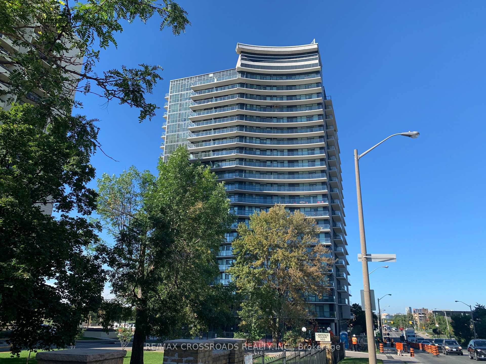 Large 2 bedroom corner Penthouse Unit At 7 On The Park As Per Builder It Is 758 Square Feet.