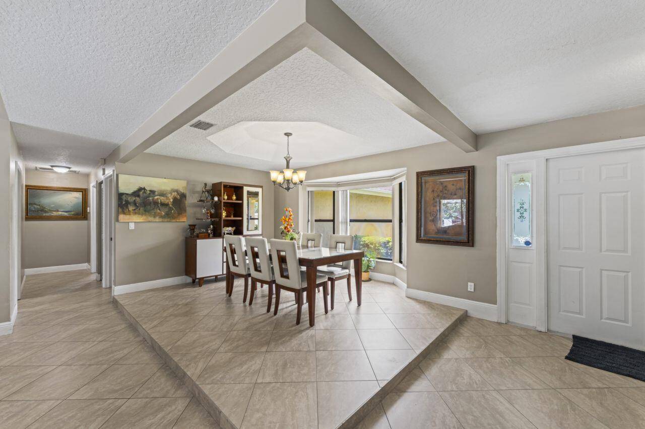 Stunning Beautiful Home with Relaxing Patio and 2 cars Garage.
