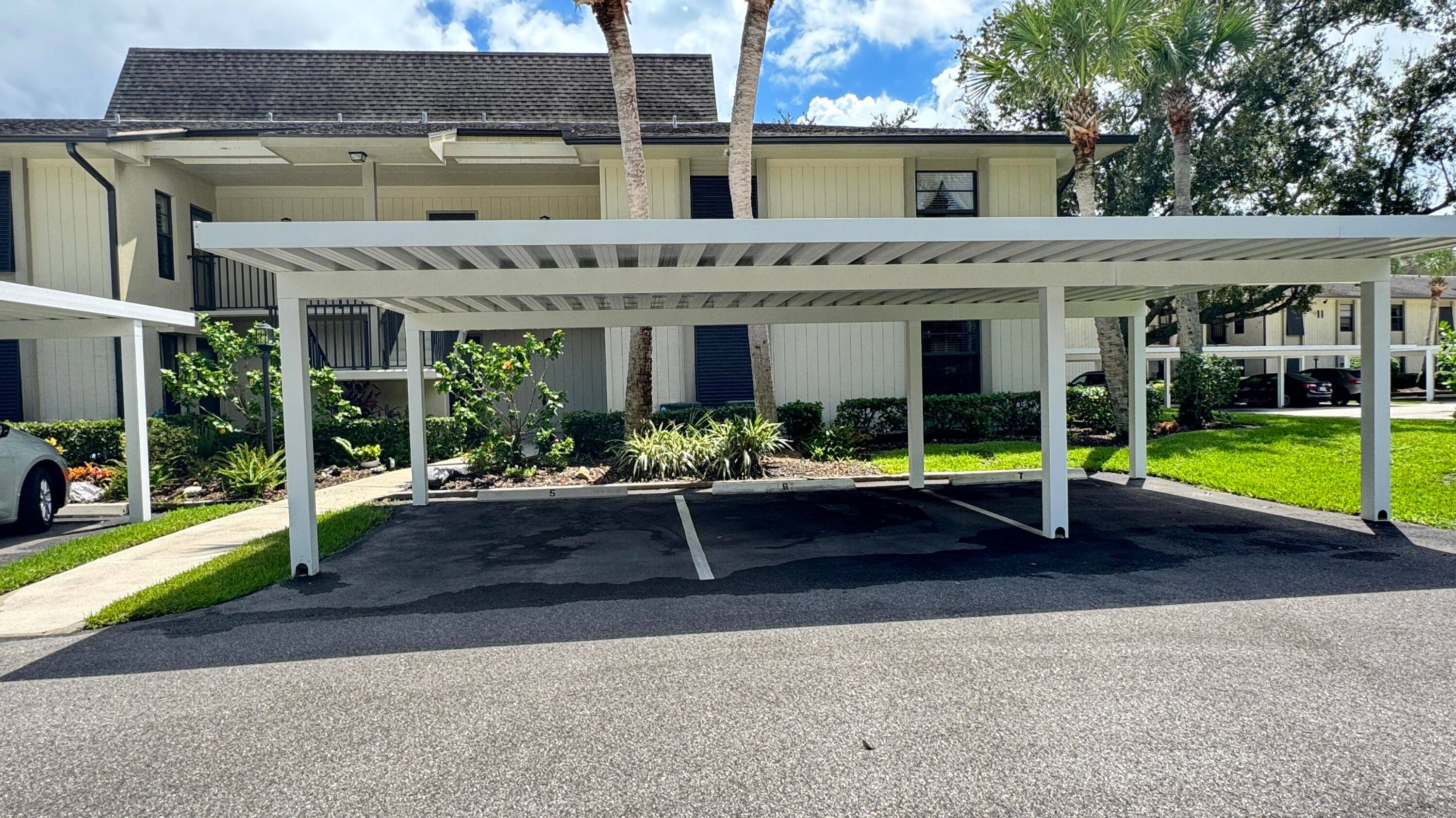 AFFORDABLE LIVING IN DESIRABLE VISTA PLANTATION across from Indian River Mall.