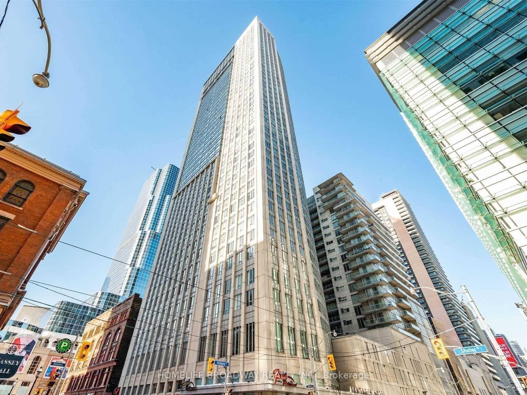 Bright and spacious one bedroom featuring ensuite bath and an additional powder room, floor to ceiling windows with stunning unobstructed north facing city views.