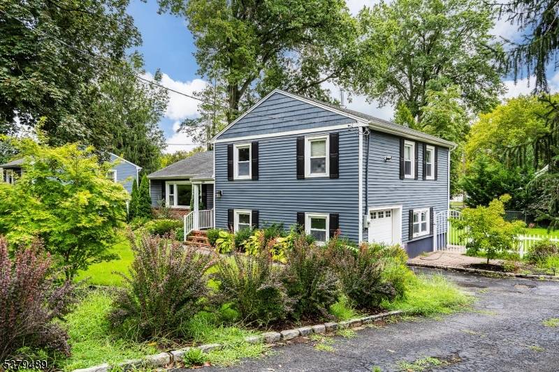 Step inside this move in ready, light filled split level 3 bedroom, 2 bath home on a quarter acre lot, and you will know you have found your dream rental.