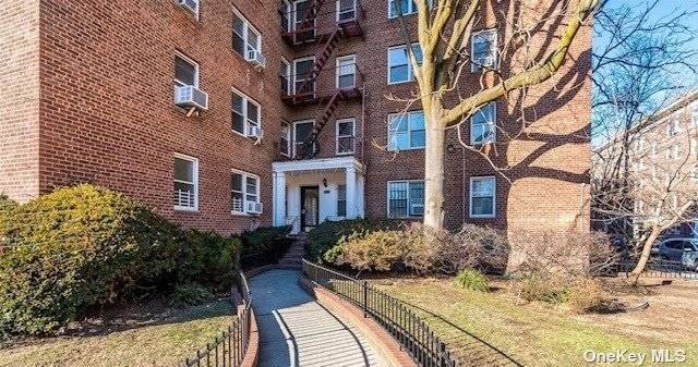 SUNNY TOP FLOOR 1 BDRM. KITCHEN FEATURES GRANITE COUNTERTOPS, DISHWASHER.