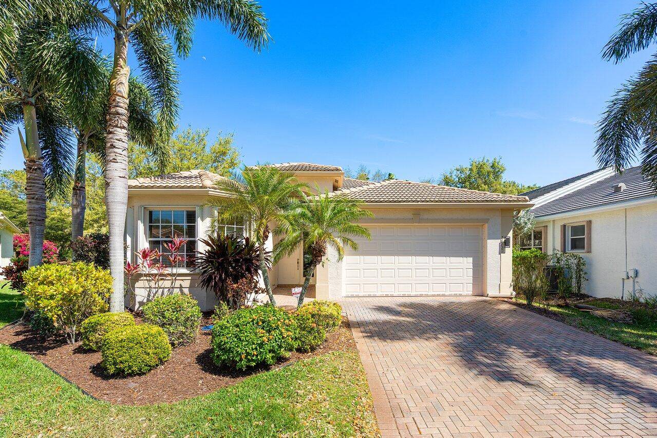 Beautiful 3 Bedroom Pool Home on a Tremendous Pie Lot in Valencia Shores.