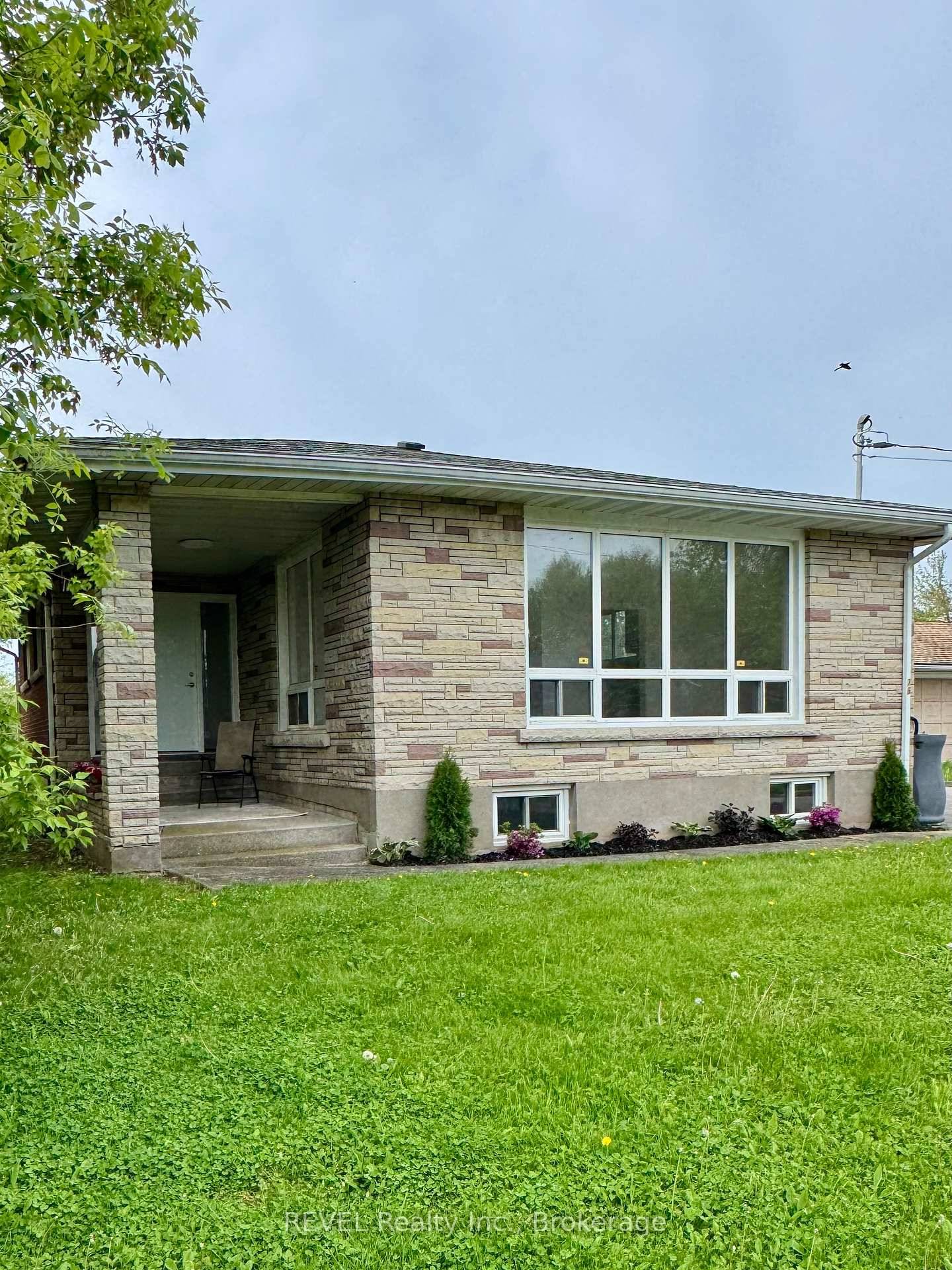 Welcome to your new home in the heart of Fort Erie !