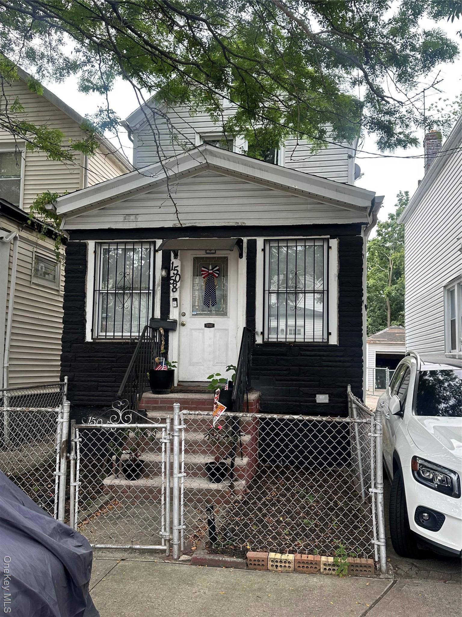 This property is a REO, single family home featuring 3 spacious bedrooms and full bathrooms.