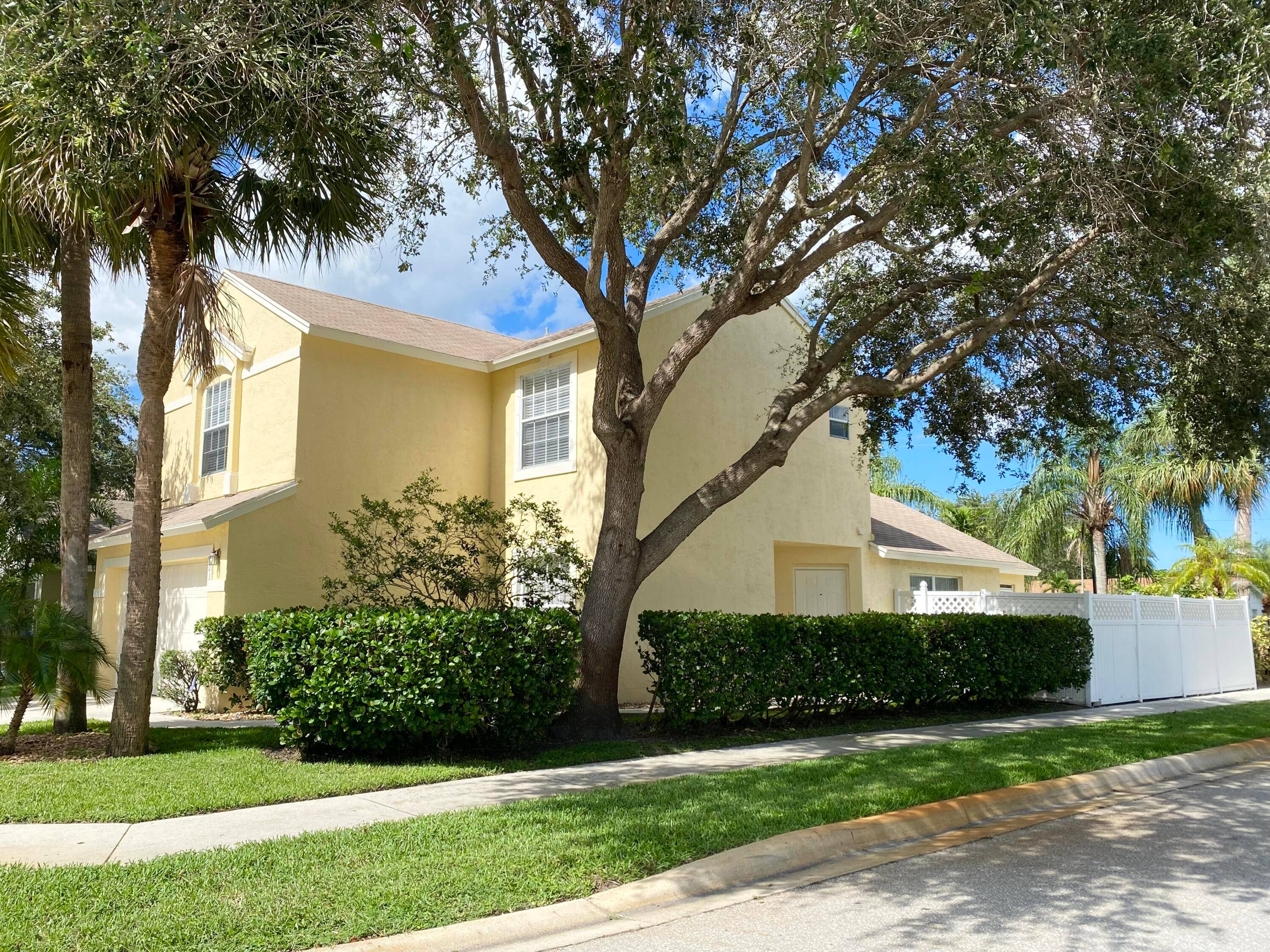 SINGLE FAMILY, POOL HOME 4 bedroom, 3 bathrooms, almost 1750 Sq feet.
