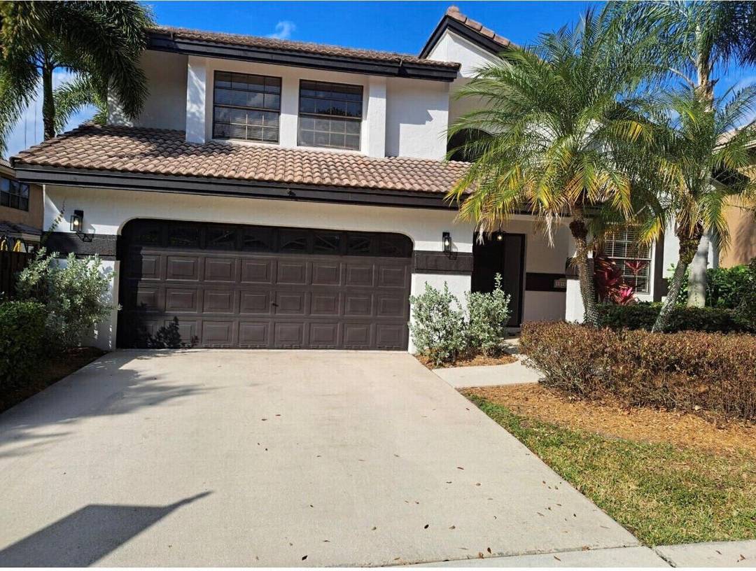 Single family home in the heart of Plantation, located in the desirable Fountain Springs community.