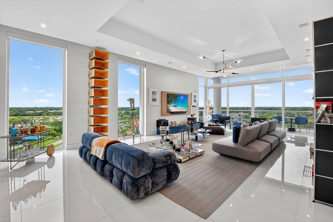 FABULOUS CUSTOM SE CORNER AKOYA PENTHOUSE WITH PANORAMIC GOLF amp ; LAKE VIEWS !