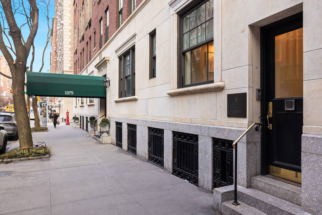 TRIPLE MINT, COMPLETELY RENOVATED MEDICAL OFFICE FOR SALE Medical Office space for sale at 1075 Park Avenue ; ideal for a variety of medical or dental practices.