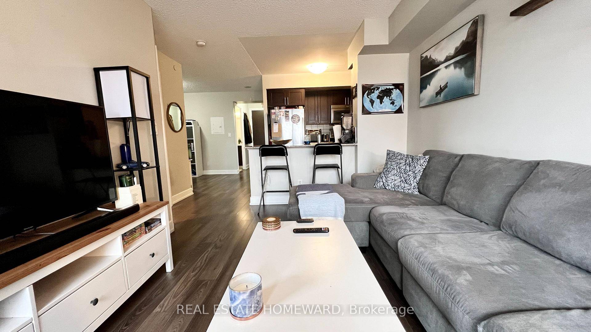 Spacious 1 Bed Den in Prime Etobicoke Location !