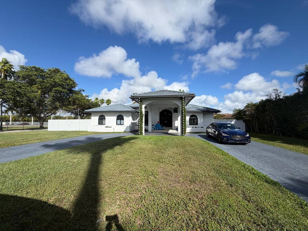 Amazing 6 beds 4 baths property located in Mansions at Sunset II, corner, with circular driveway, pool, plenty of spaces for over 20 cars, location, location !