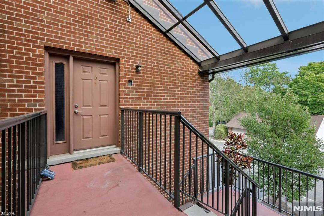 Spacious 3 BR, 3 Bath, 2, 400 sqft townhome style duplex in the Courts of Glenpointe Luxury Condominium.