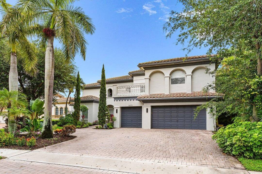 Luxurious Waterfront Estate in Mizner's PreserveWelcome to this exceptional estate, perfectly positioned on a premier cul de sac lot with sweeping panoramic water views and ultimate privacy.