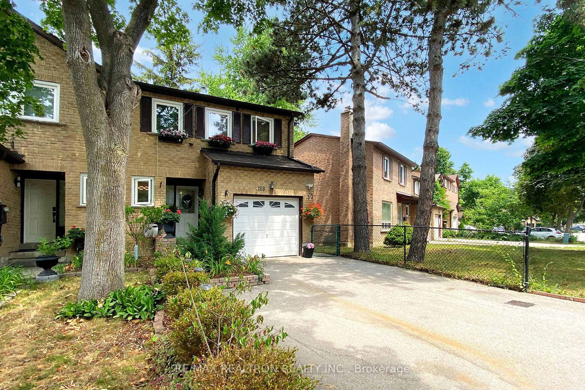 Welcome to this stunning, fully renovated semi detached gem in the heart of Thornhill's sought after Cottonwood Court !