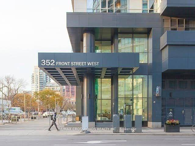 Gorgeous 1 bedroom plus den West facing condo in the heart of Torontos Entertainment District.