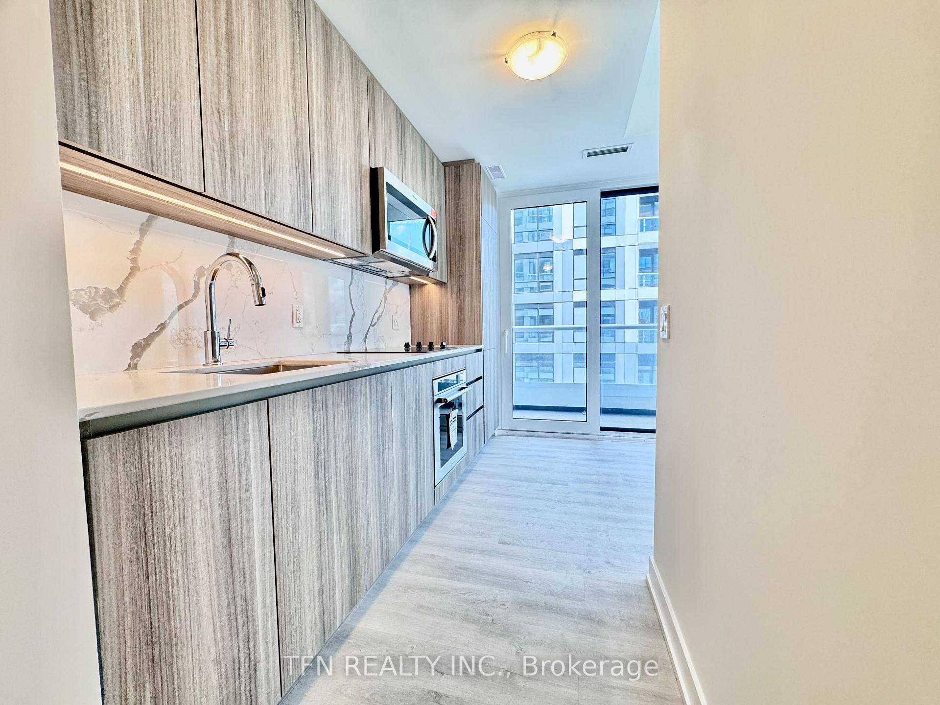 Welcome to this modern 1 bedroom, 1 bathroom corner unit condo offering 524 sq.