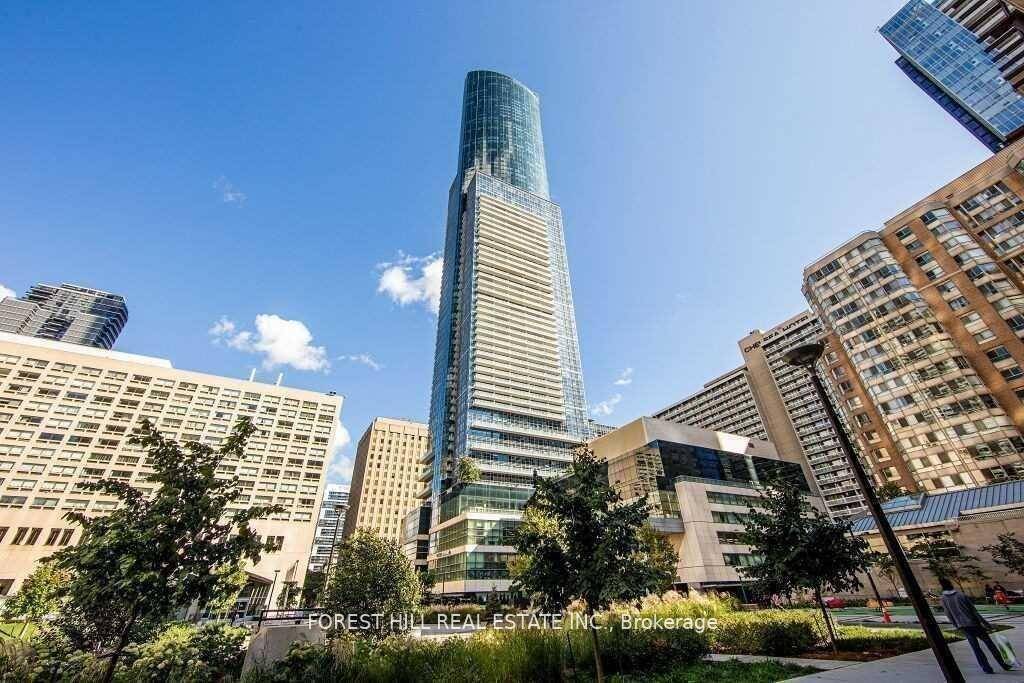 Welcome to a stunning 2 bed 2 bath corner unit condo in the highly sought after Aura.