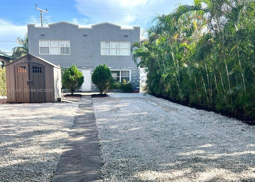 Investor Alert ! Prime location just 5 blocks from Downtown Hollywood's Young Circle and 5 minutes to the beach.