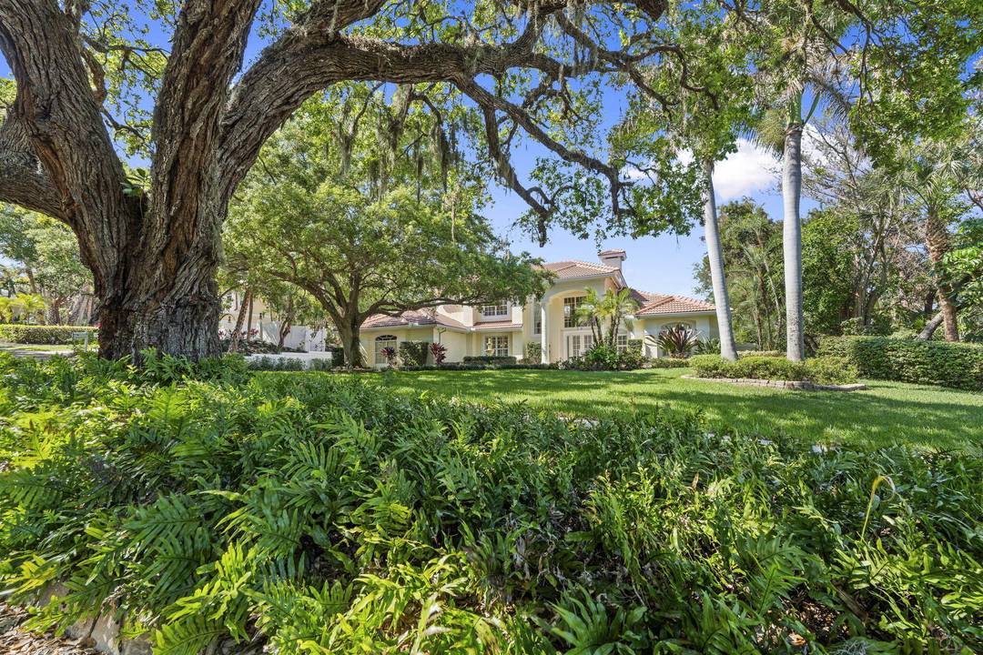 This beautifully appointed 4 bedroom, 3 bathroom home with optional 5th bedroom offers a sophisticated yet comfortable lifestyle.