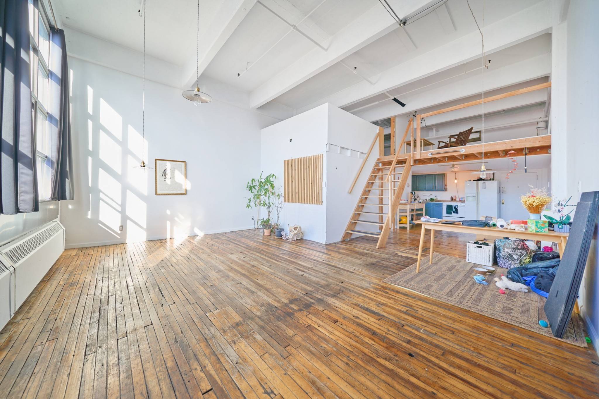 FEATURES Creative living and work space King size sleeping loft with storage Open kitchen with stainless appliances and gas range Tiled bathroom with shower and tub Hardwood flooringBUILDING New Elevator ...