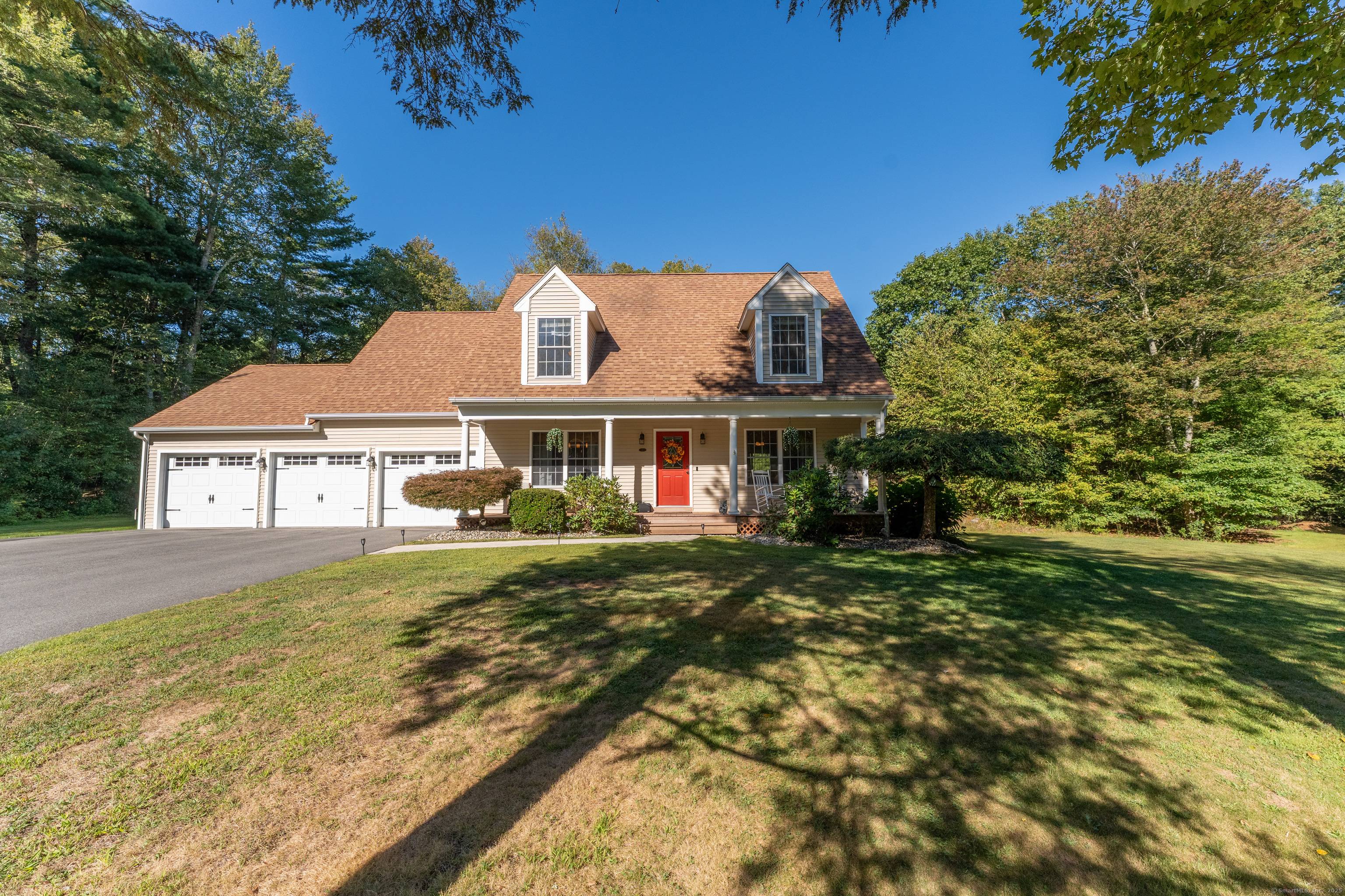 Well maintained and cared for Cape Cod style home with a 3 car garage located in East Killingly, very convenient to RI CT for commuting !