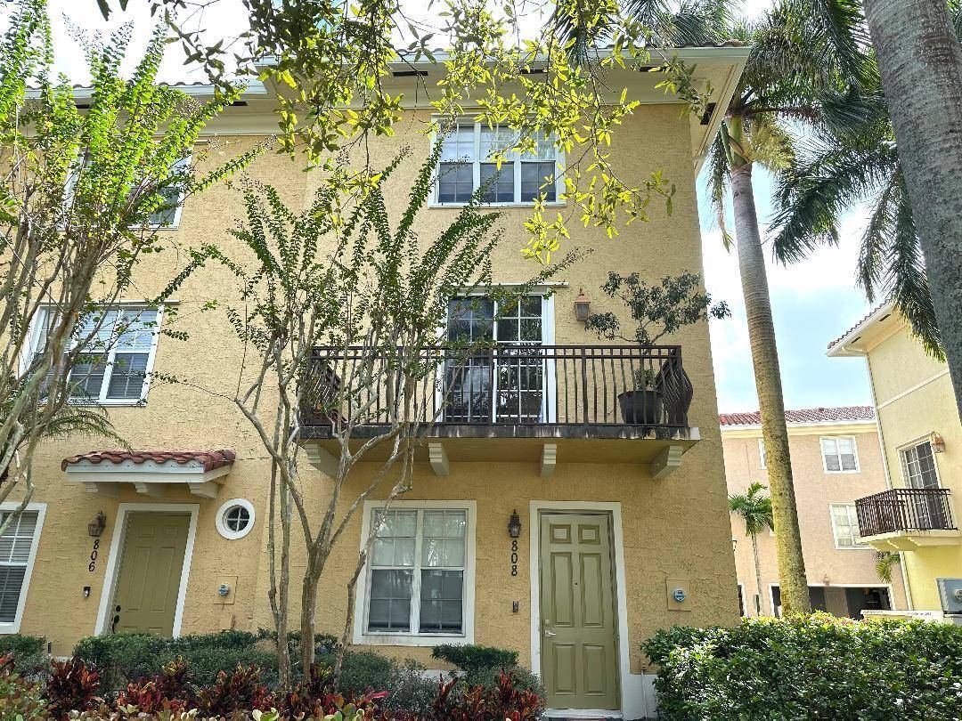 Welcome Home ! Discover this charming 3 bedroom townhome located in Osceola Woods, right in the heart of Abacoa.