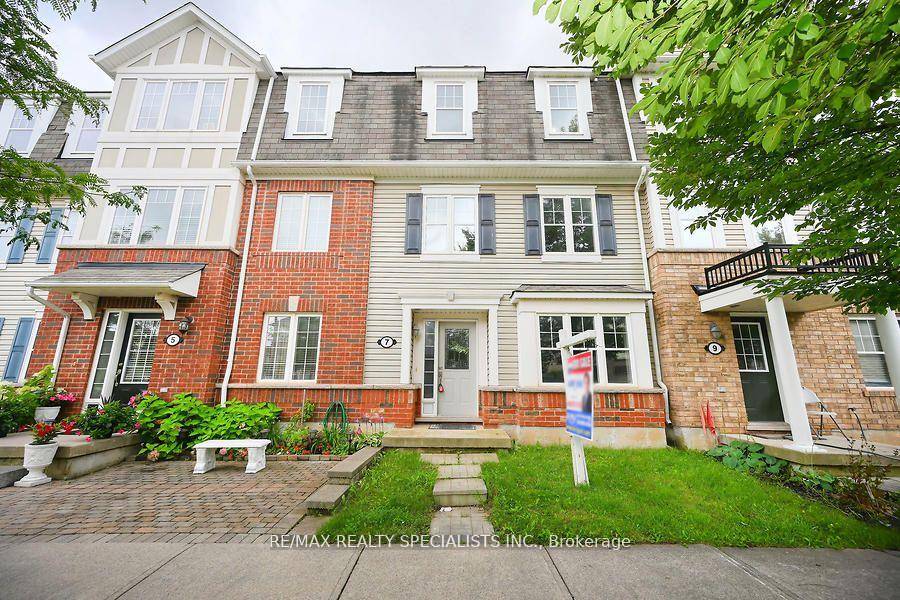Gorgeous Freehold Townhouse In Very High Demand Area Of Mount Pleasant Village, Open Concept Modern Living Layout, Upgraded Home, Wooden Laminated Floors In Full House, Oak Staircase, Pot Lights, Carpet ...