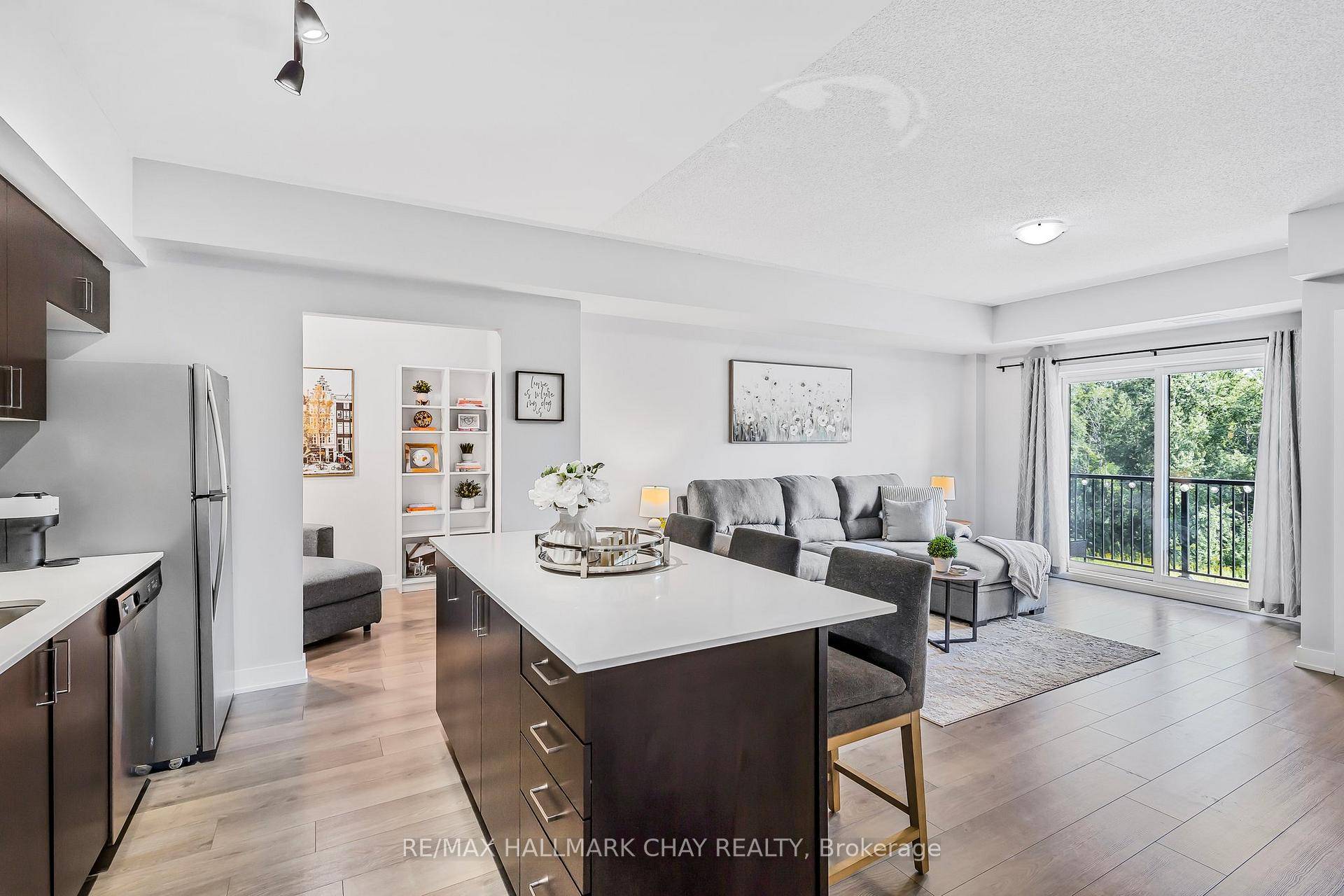 Stylish 1 1 Bedroom Condo in South East Barries Bistro 6 Community !