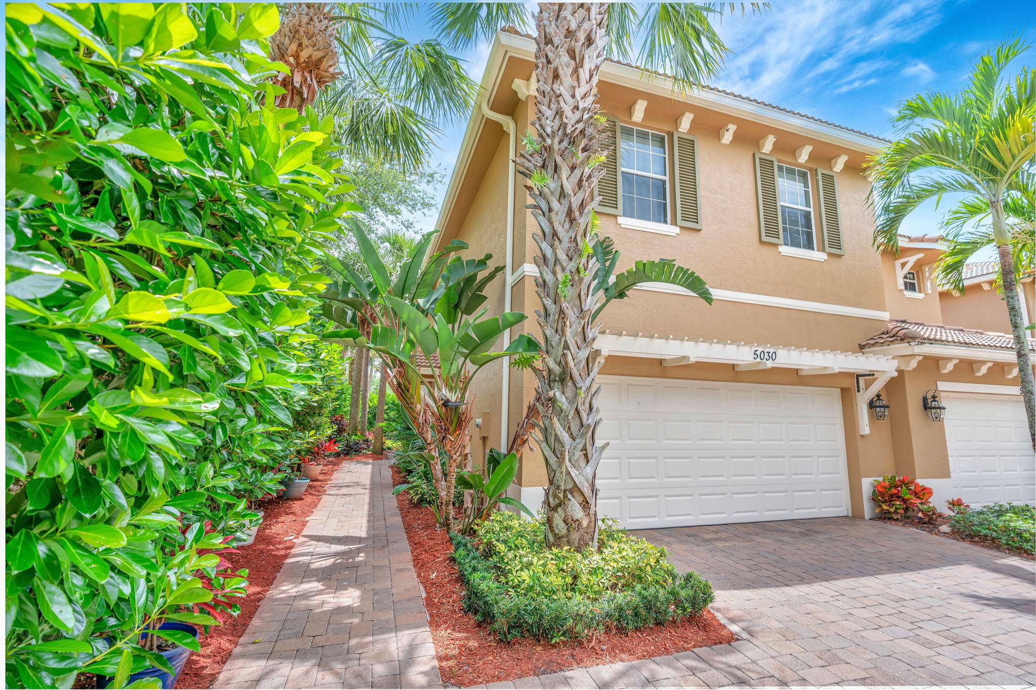 Fantastic extensively upgraded 3 bed 2.
