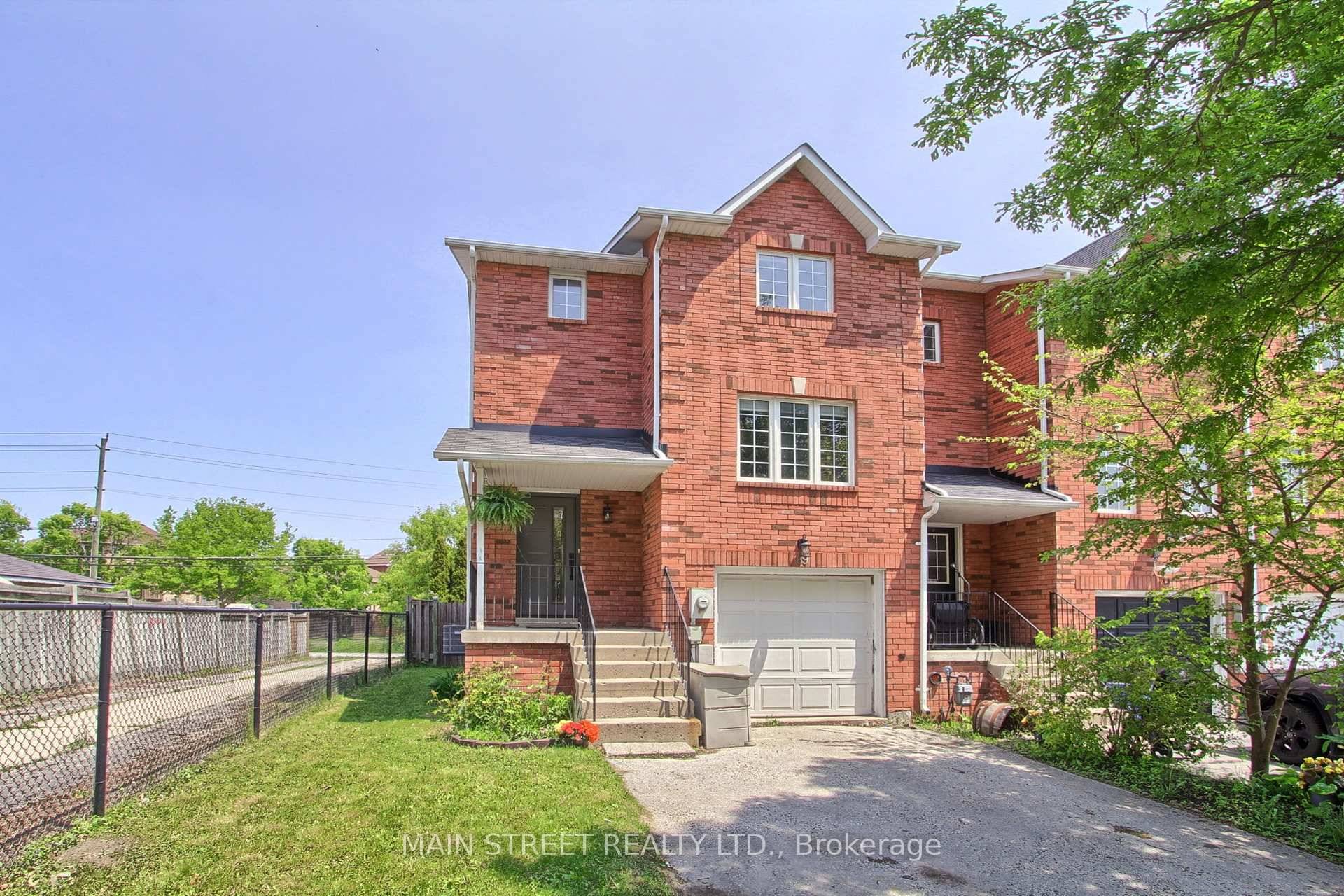 Premium End Unit Town w Private Double Driveway Situated at the End of a Quiet Cul de Sac.