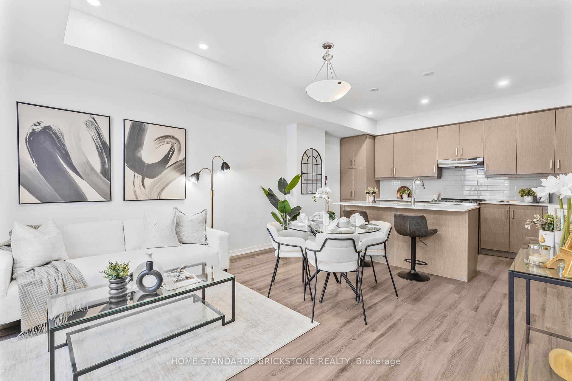 Comes with 2 parking spaces.