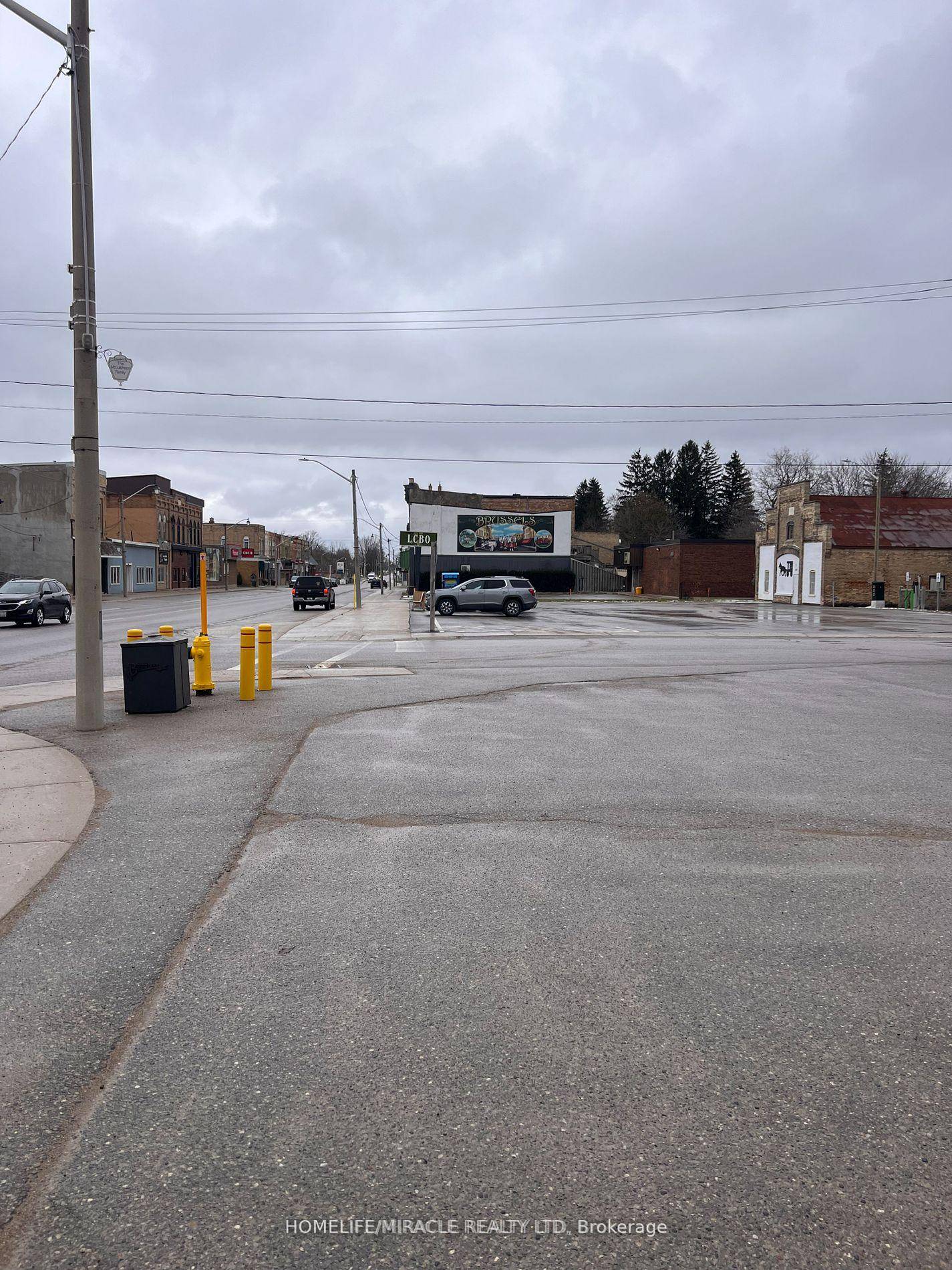 Free standing commercial building with in excess of around 1, 200 square feet of spacious and open concept floor plan offer a flexible redesign opportunity to optimize your floor plan ...