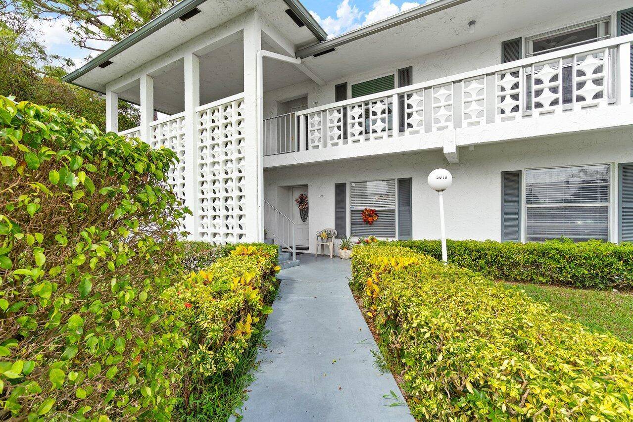 Oversized corner unit in desirable 55 community of BRIDGEVIEW.