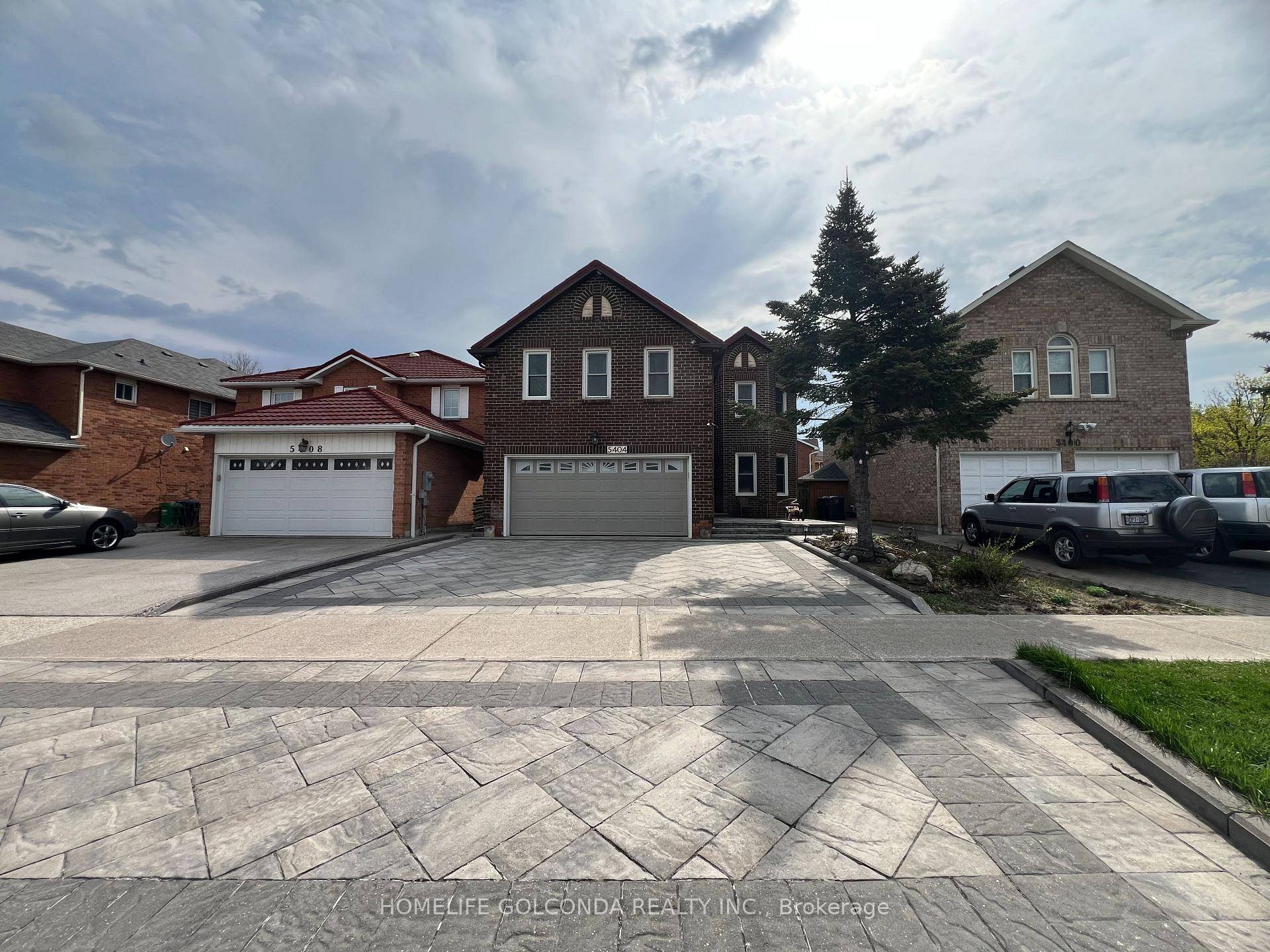 Bright and Beautiful 4 Bedroom 3 Bathroom Detached House in Prime Hurontario Neighbourhood at the Heart of Mississauga.