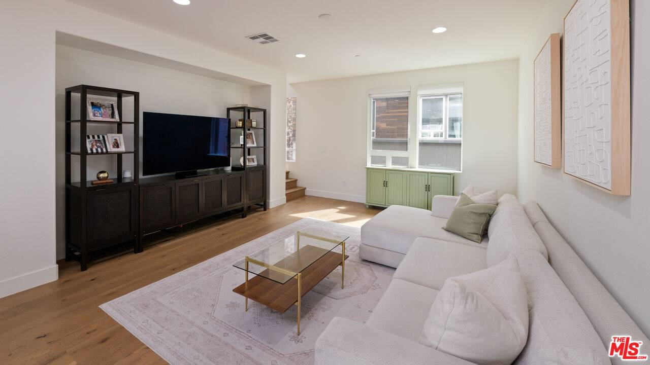 660 N Gramercy Pl 3BR Mid Wilshire La