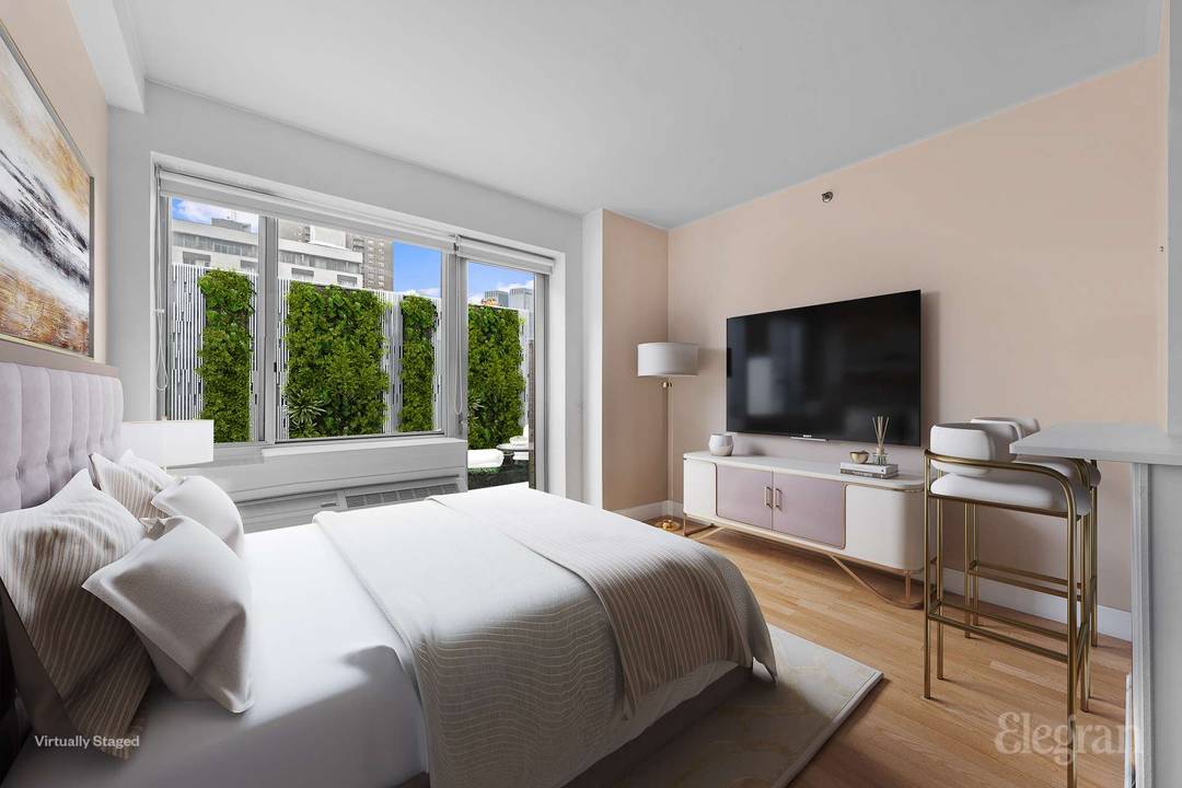 Welcome to 505 West 47th Street, a stunning studio that perfectly blends luxury, convenience, and tranquility.